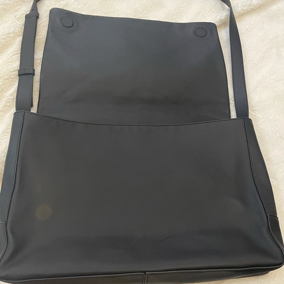 Bottega Veneta Mens Intrecciato Weave Messenger Bag - Picture 7 of 10